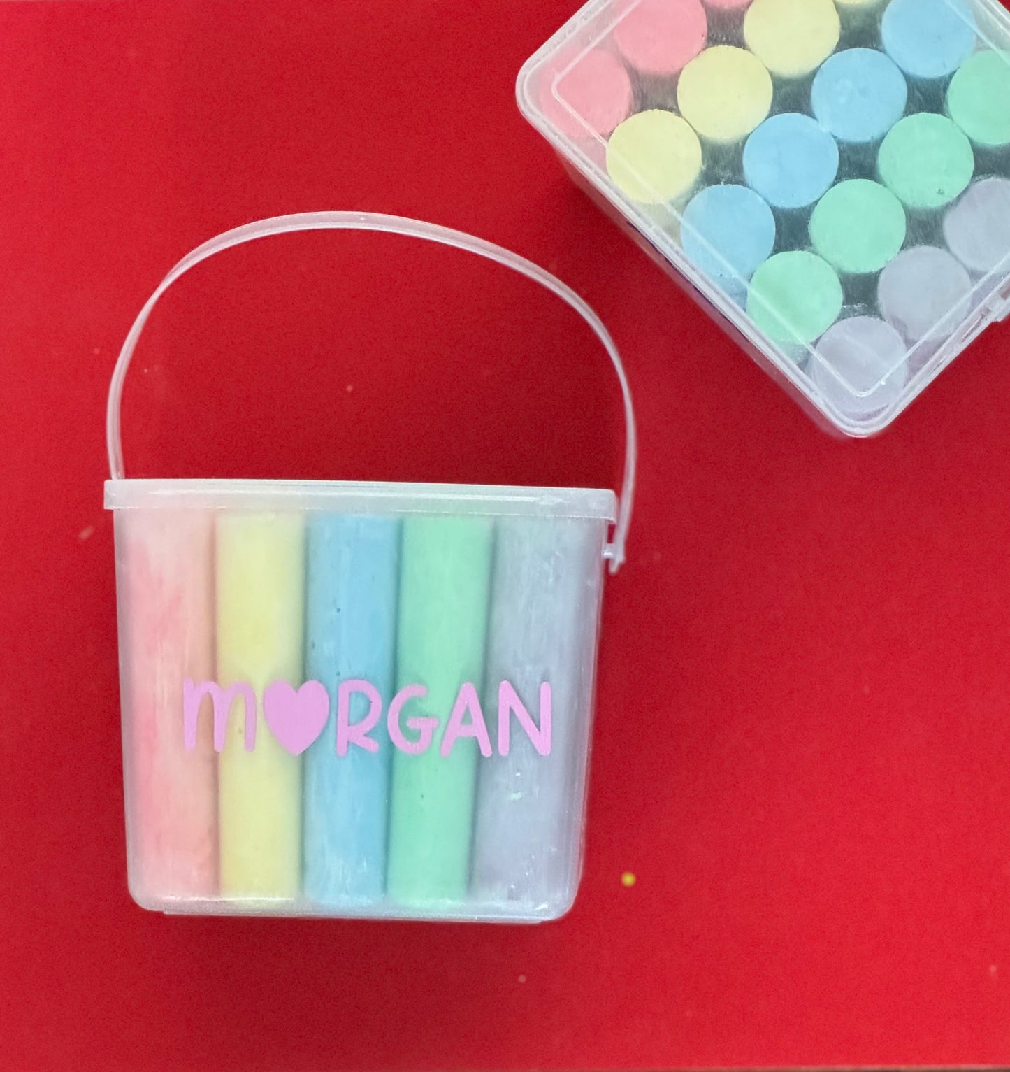 Personalized chalk bucket with 20 pieces of non-toxic chalk, featuring a handle and optional chalk holder. Ideal for outdoor fun or classrooms, easy to clean with water. Includes custom label and wrapping. Perfect for party favors or gifts.