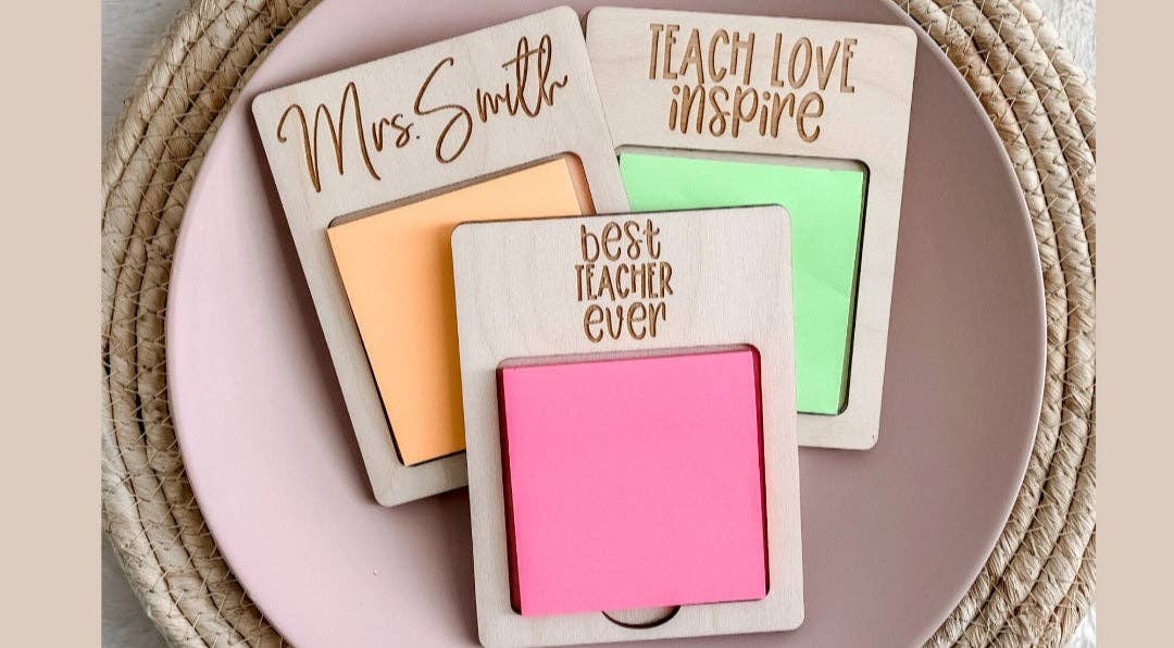 Personalized wooden sticky note holder, crafted from sustainably sourced wood with a smooth finish that highlights natural grain. Customizable with a name or message, perfect for organizing reminders and adding elegance to any workspace or home office.