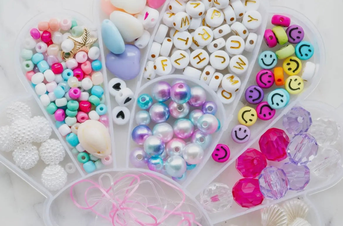 Craft your own jewelry with our mini shell kit, including gold and white alphabet beads, thematic beads, and butterfly beads. Perfect for making unique bracelets and necklaces.