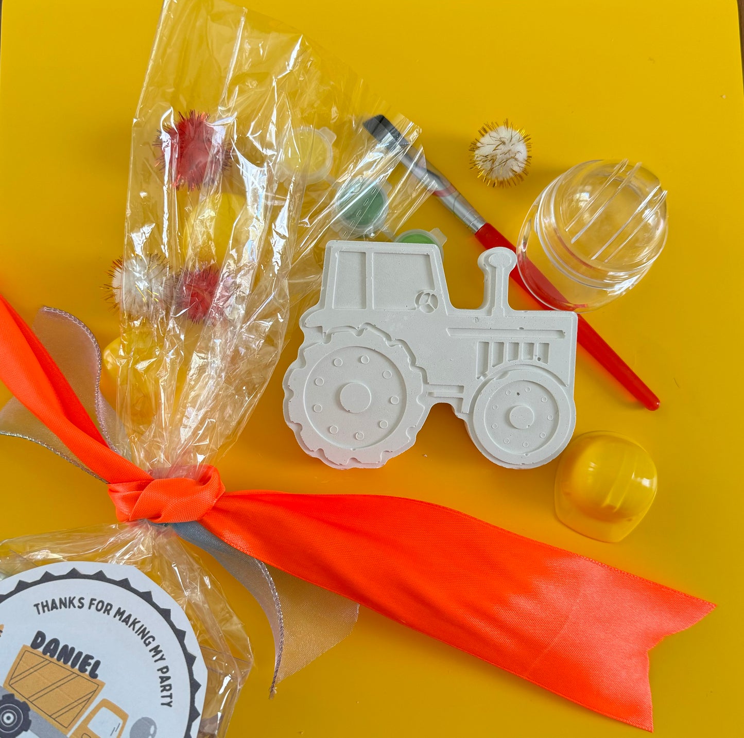 Construction-themed DIY paint kits, perfect for party favors, kids 3+, includes mini sculpture, paints, and brush. Encourages artistic expression, great for birthdays, baby showers, and more. Adorable packaging, ideal for toddlers, preschoolers, and little Picassos