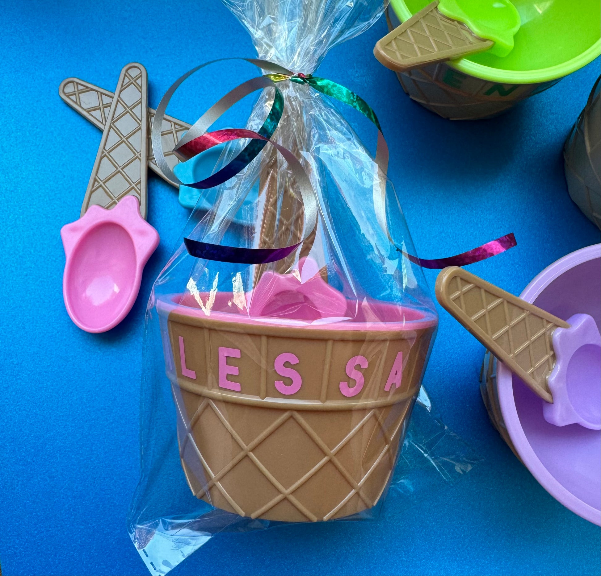 Personalized ice cream bowls with matching spoons, perfect for ice cream parties and birthdays. Add a fun touch with custom names and colors. Ideal for party favors and sweet treats!