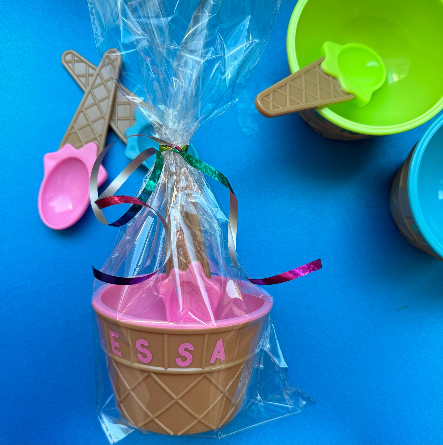 Personalized ice cream bowls with matching spoons, perfect for ice cream parties and birthdays. Add a fun touch with custom names and colors. Ideal for party favors and sweet treats!