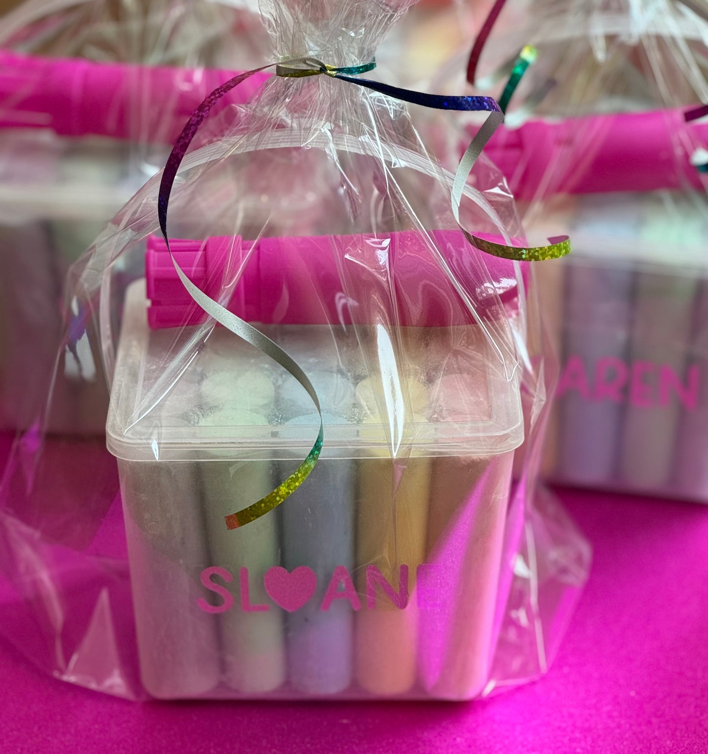 Personalized chalk bucket with 20 pieces of non-toxic chalk, featuring a handle and optional chalk holder. Ideal for outdoor fun or classrooms, easy to clean with water. Includes custom label and wrapping. Perfect for party favors or gifts.