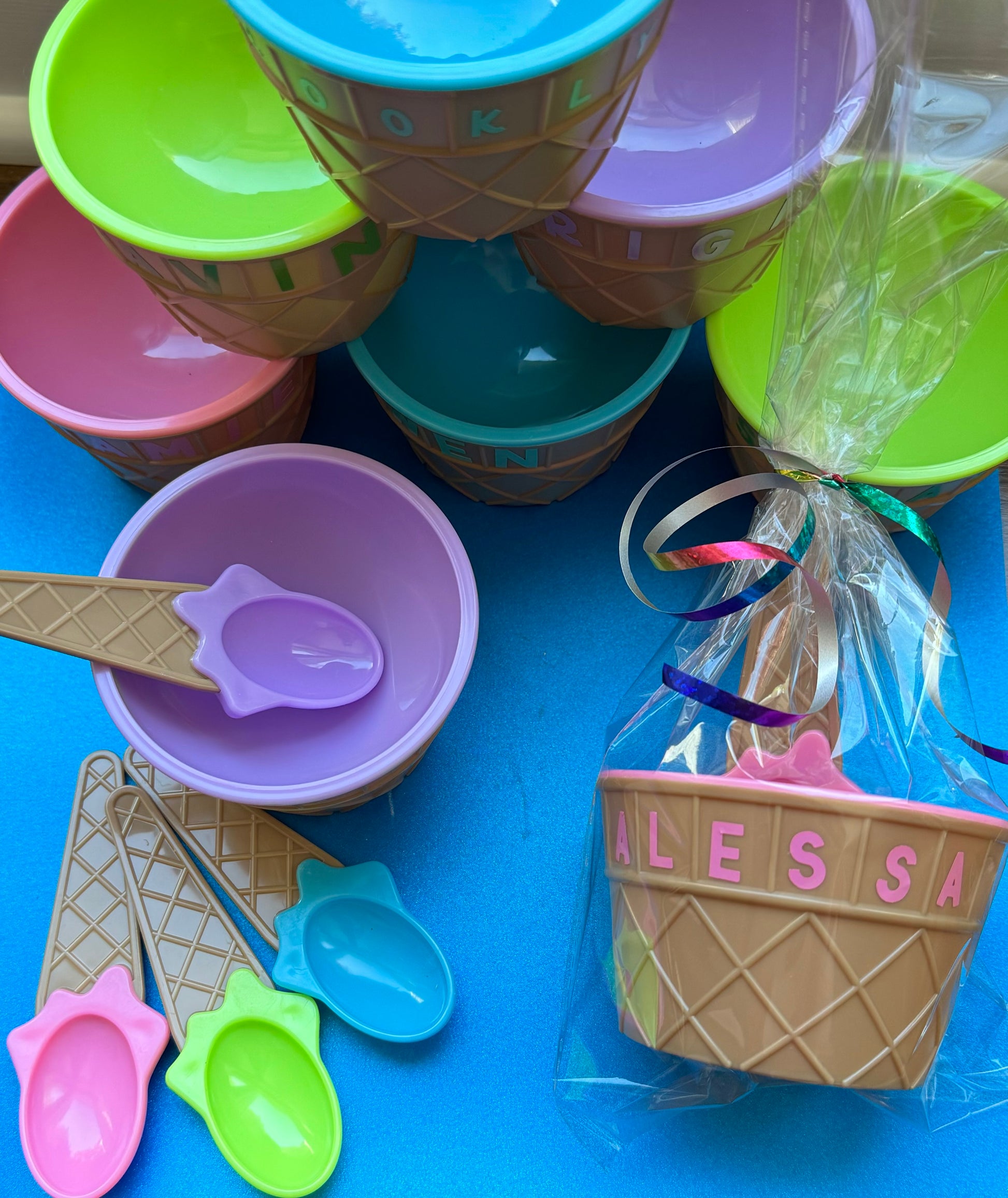 Personalized ice cream bowls with matching spoons, perfect for ice cream parties and birthdays. Add a fun touch with custom names and colors. Ideal for party favors and sweet treats!