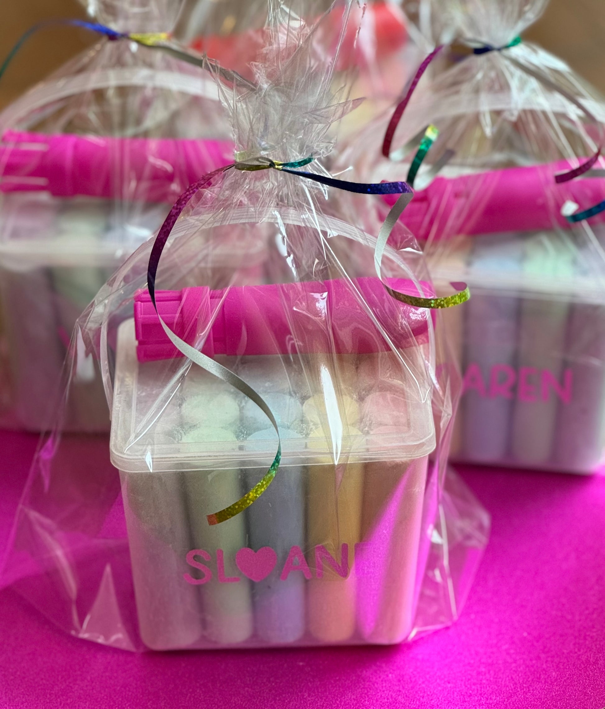 Personalized chalk bucket with 20 pieces of non-toxic chalk, featuring a handle and optional chalk holder. Ideal for outdoor fun or classrooms, easy to clean with water. Includes custom label and wrapping. Perfect for party favors or gifts.