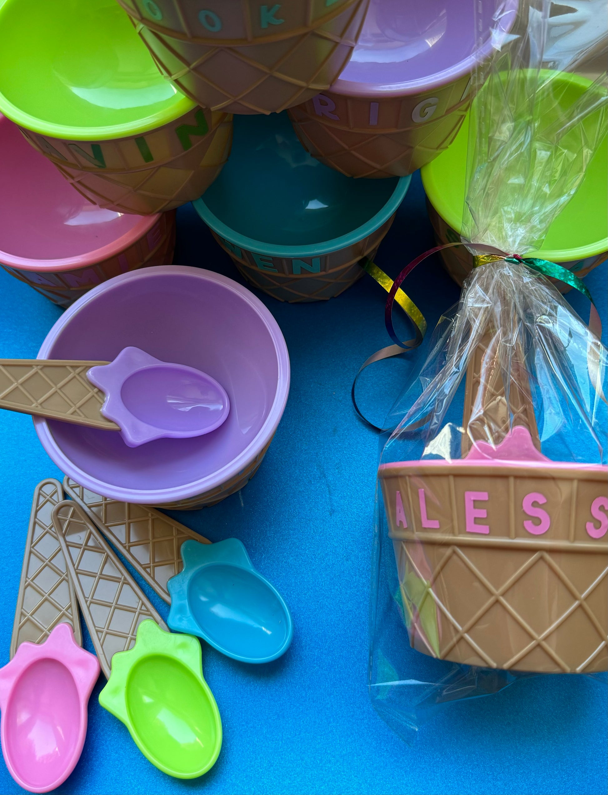 Personalized ice cream bowls with matching spoons, perfect for ice cream parties and birthdays. Add a fun touch with custom names and colors. Ideal for party favors and sweet treats!