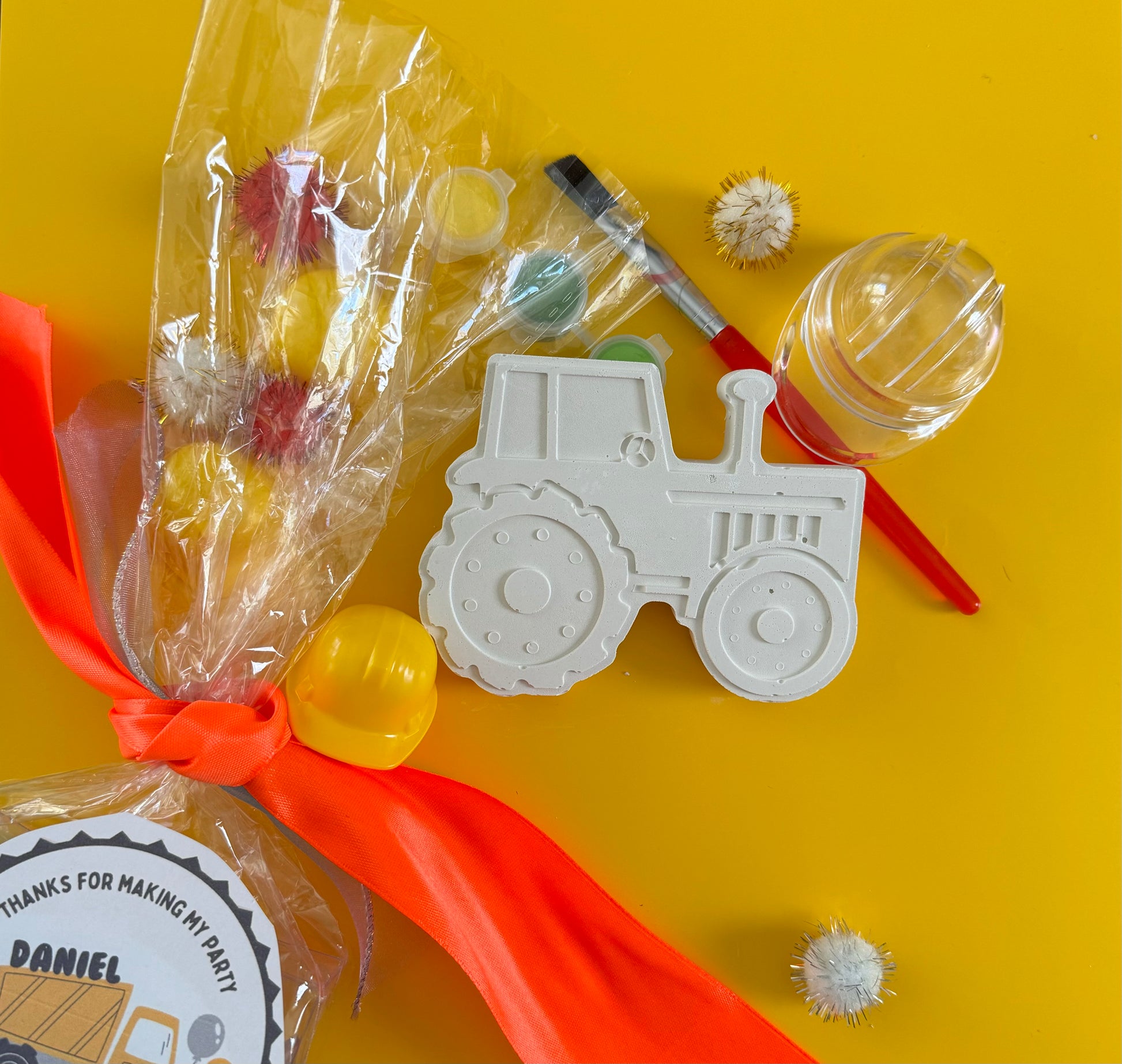 Construction-themed DIY paint kits, perfect for party favors, kids 3+, includes mini sculpture, paints, and brush. Encourages artistic expression, great for birthdays, baby showers, and more. Adorable packaging, ideal for toddlers, preschoolers, and little Picassos