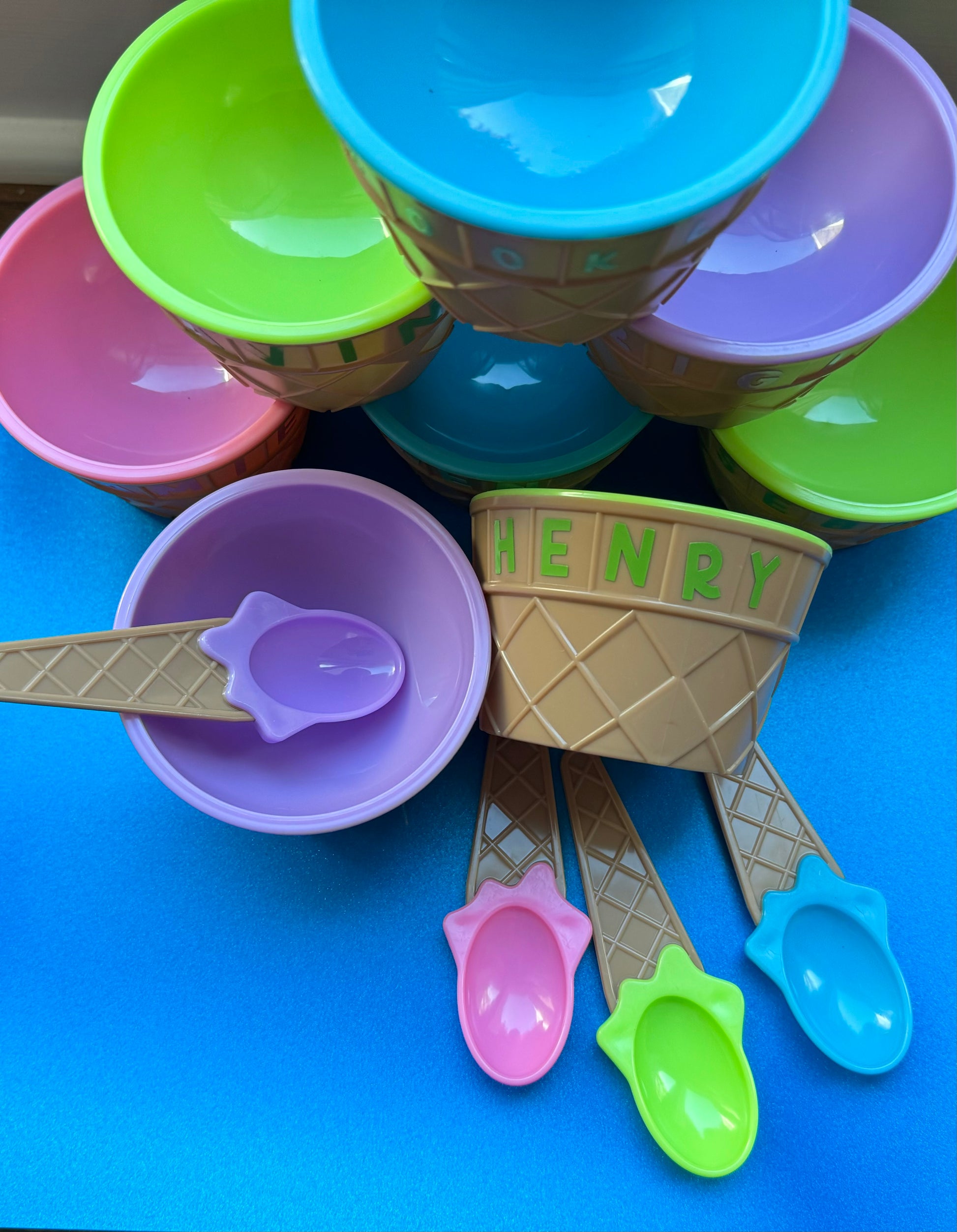 Personalized ice cream bowls with matching spoons, perfect for ice cream parties and birthdays. Add a fun touch with custom names and colors. Ideal for party favors and sweet treats!