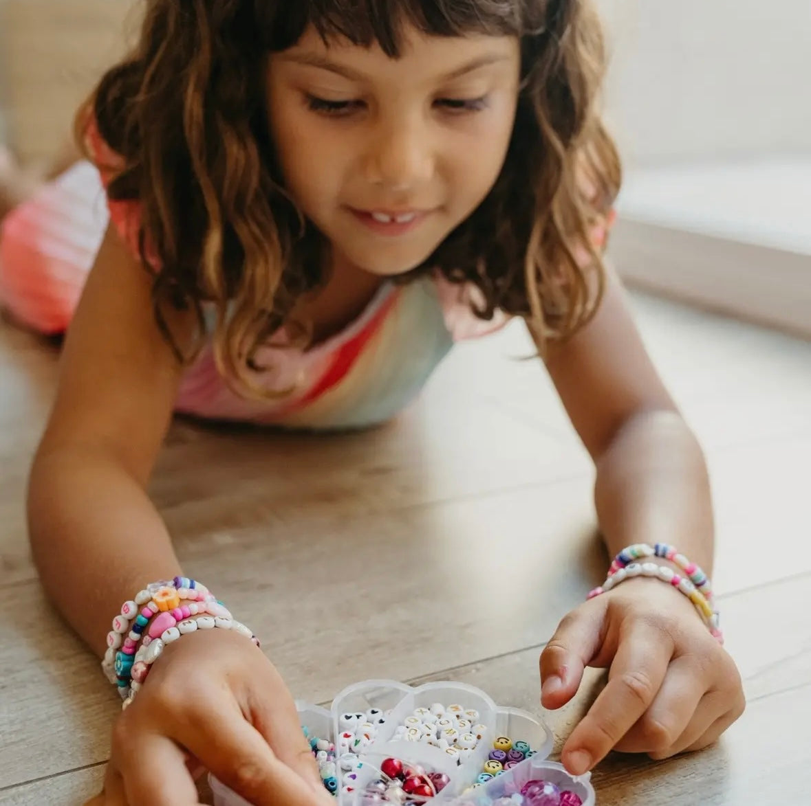 Craft your own jewelry with our mini shell kit, including gold and white alphabet beads, thematic beads, and butterfly beads. Perfect for making unique bracelets and necklaces.