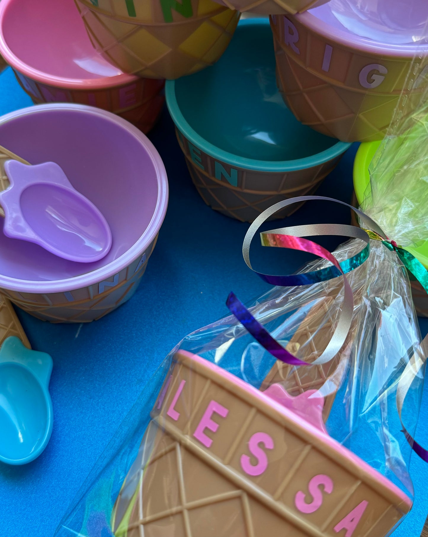 Personalized ice cream bowls with matching spoons, perfect for ice cream parties and birthdays. Add a fun touch with custom names and colors. Ideal for party favors and sweet treats!