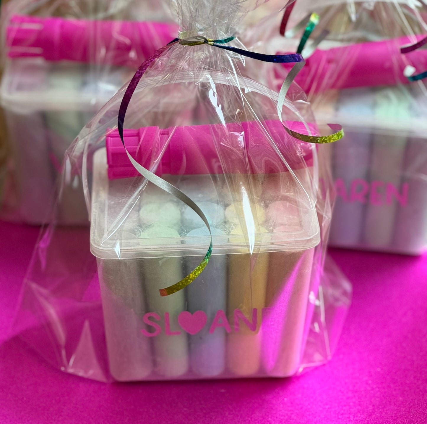 Personalized chalk bucket with 20 pieces of non-toxic chalk, featuring a handle and optional chalk holder. Ideal for outdoor fun or classrooms, easy to clean with water. Includes custom label and wrapping. Perfect for party favors or gifts.