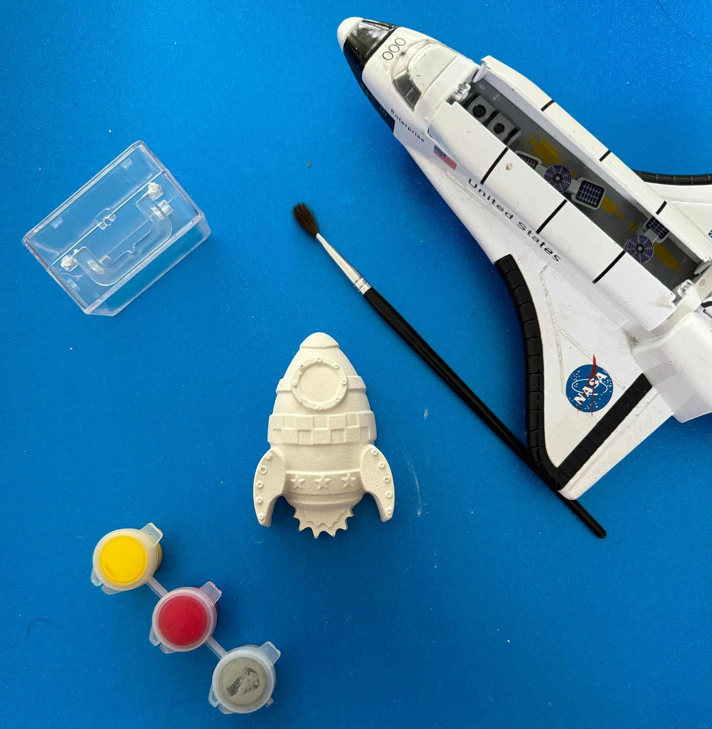 Space Potters Craft DIY painting kit for kids featuring themed pottery, paints, and custom labels. Perfect for parties, birthdays, and rainy days. Includes mini sculpture, paints, and brush, encouraging artistic expression for toddlers and preschoolers.