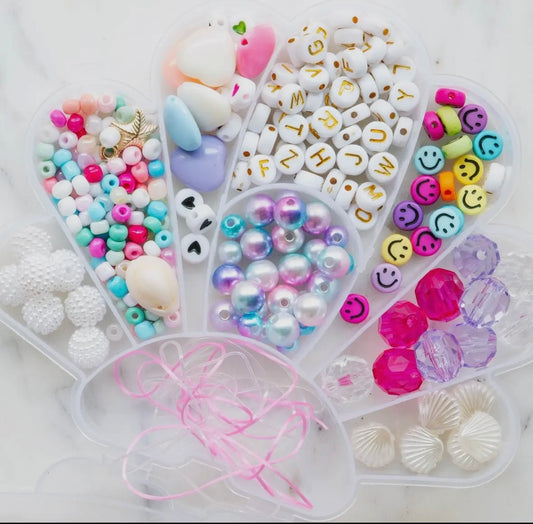 Craft your own jewelry with our mini shell kit, including gold and white alphabet beads, thematic beads, and butterfly beads. Perfect for making unique bracelets and necklaces.