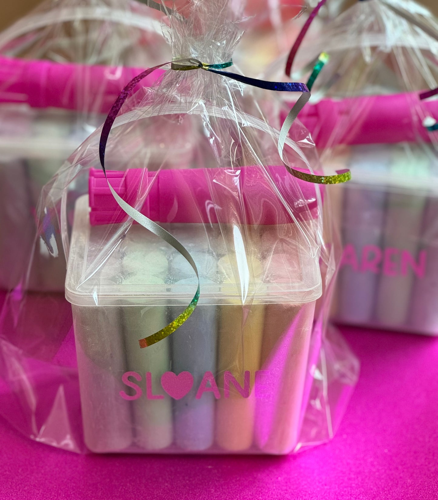 Personalized chalk bucket with 20 pieces of non-toxic chalk, featuring a handle and optional chalk holder. Ideal for outdoor fun or classrooms, easy to clean with water. Includes custom label and wrapping. Perfect for party favors or gifts.