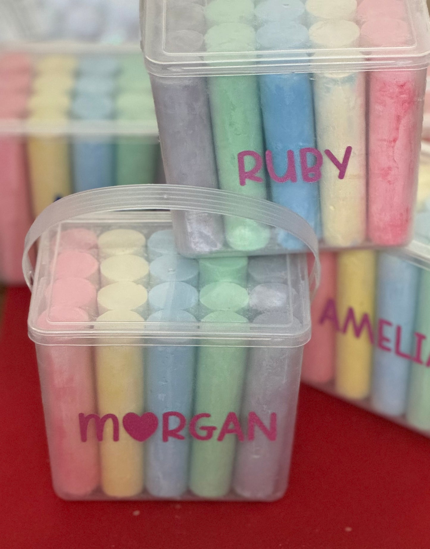 Personalized chalk bucket with 20 pieces of non-toxic chalk, featuring a handle and optional chalk holder. Ideal for outdoor fun or classrooms, easy to clean with water. Includes custom label and wrapping. Perfect for party favors or gifts.