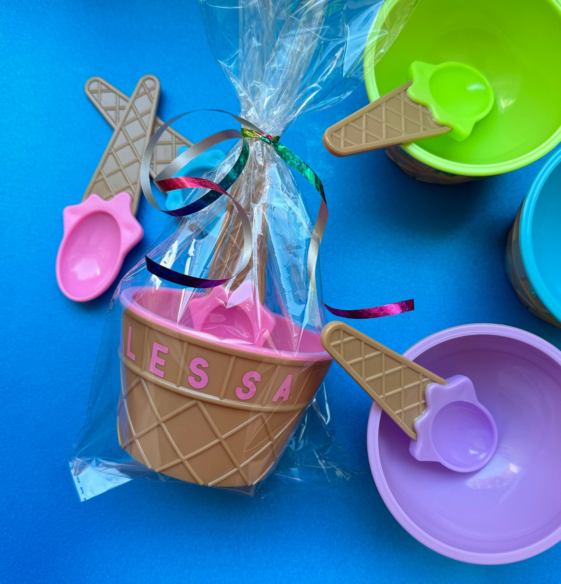 Personalized ice cream bowls with matching spoons, perfect for ice cream parties and birthdays. Add a fun touch with custom names and colors. Ideal for party favors and sweet treats!